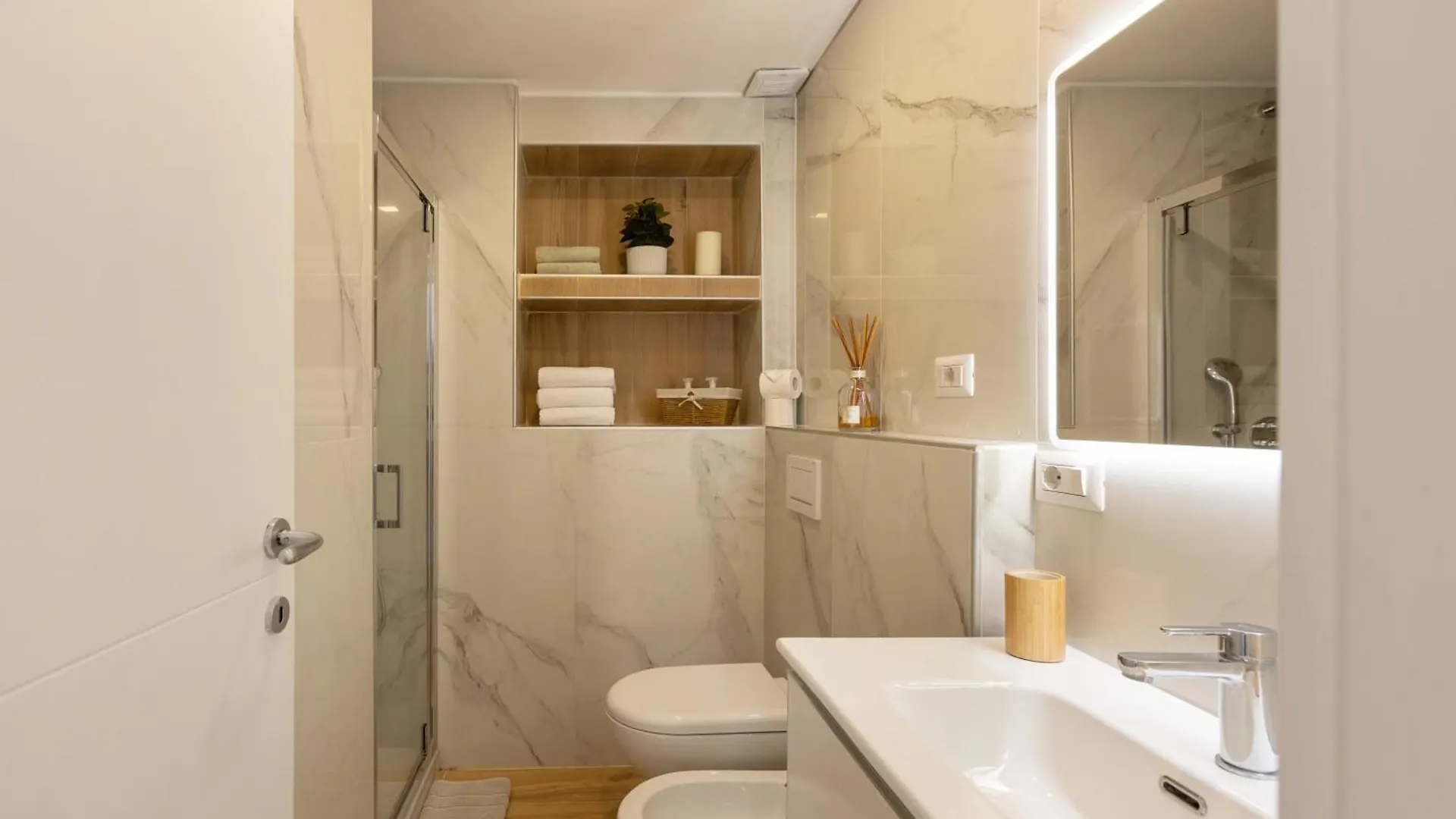 Plana Apartment Milan